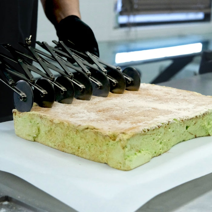 Marshmallows worden met de hand gesneden in het atelier van Marshmallowstore